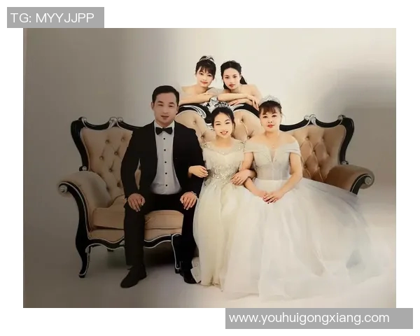 路人偶遇足球明星合影留念瞬间展现偶像魅力与平民亲密接触的温馨时刻